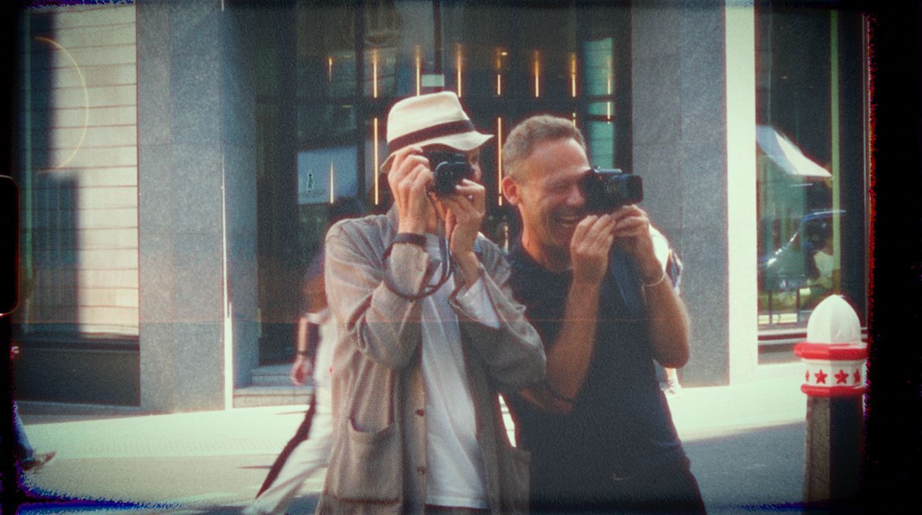 Deux photographes en tournage dans la rue