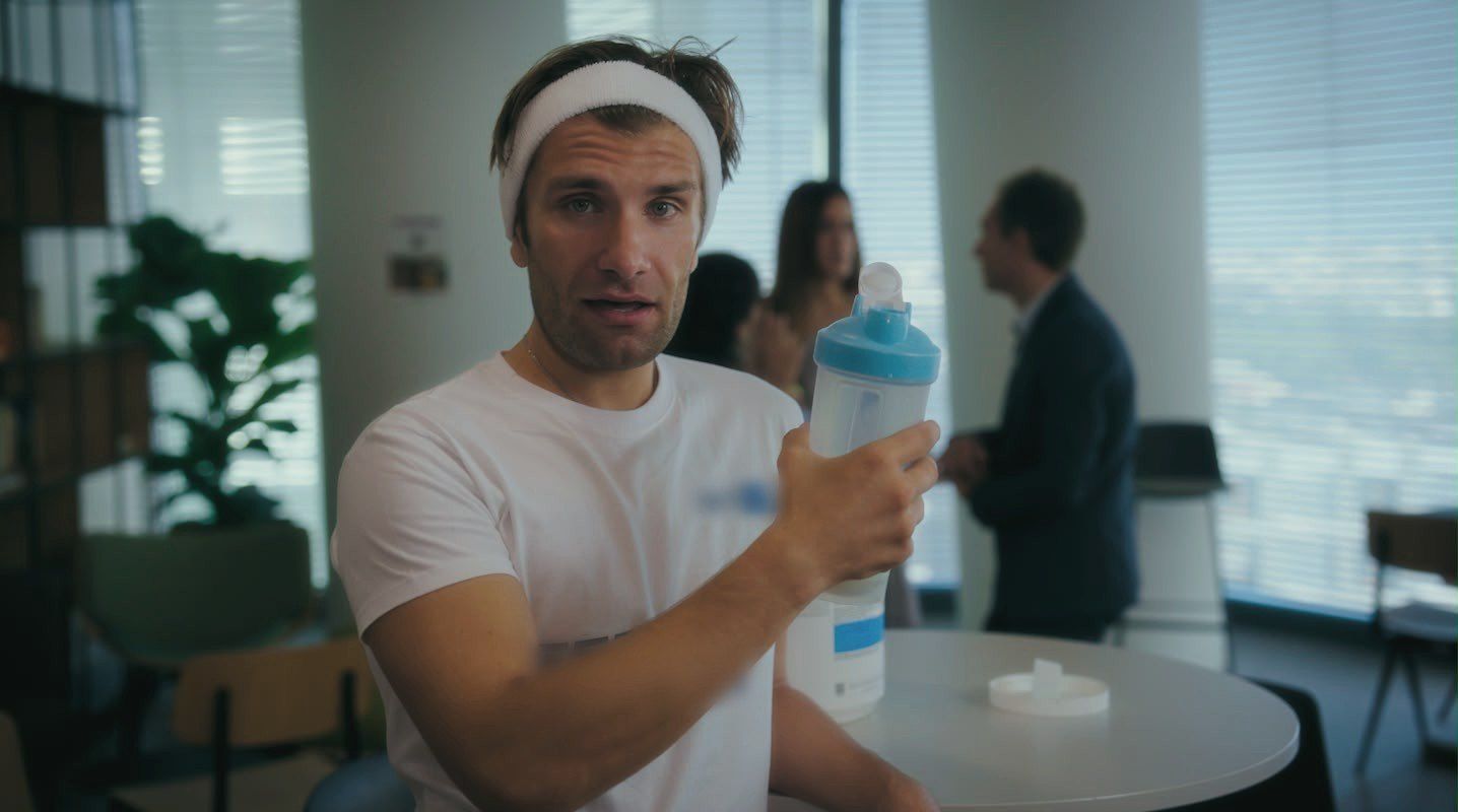 Film publicitaire, scène de bureau